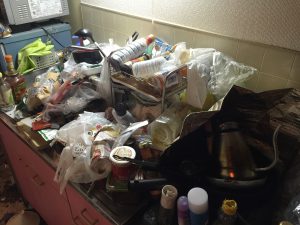 ワンルームのゴミ屋敷キッチン